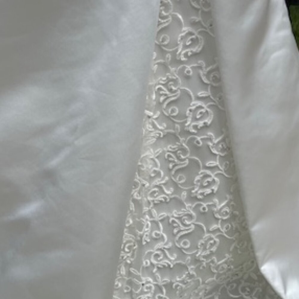 Elegant White Satin Gown - Picture 5 of 16